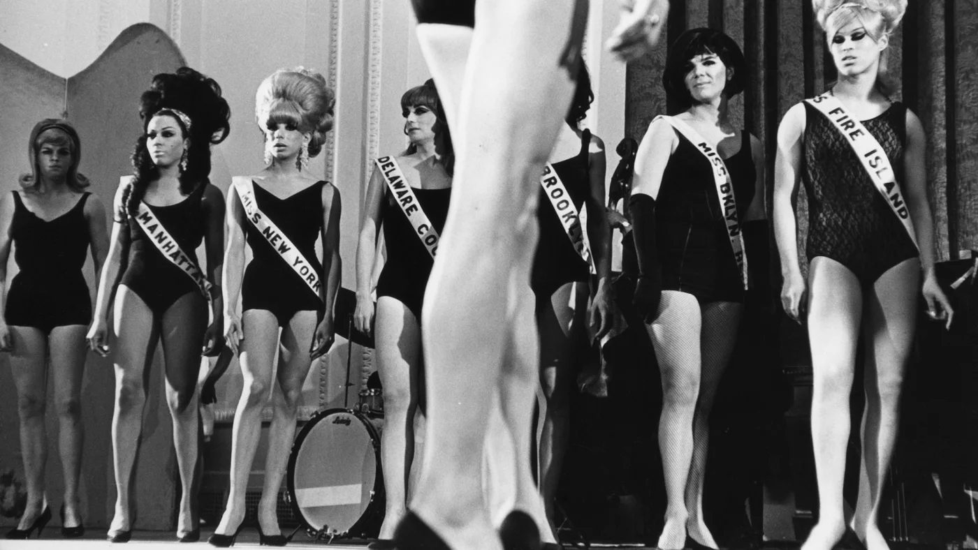 Artistas drag en el escenario mientras compiten durante una drag ball en Nueva York el 20 de febrero de 1967. Foto de Fred W. McDarrah/Getty Images Artistas drag en el escenario mientras compiten durante una drag ball en Nueva York el 20 de febrero de 1967. Foto de Fred W. McDarrah/Getty Images
